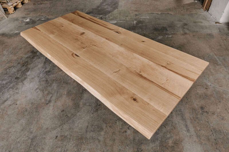 Tischplatte Kernahorn mit Baumkante