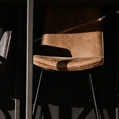 Stühle in Stoff und Leder