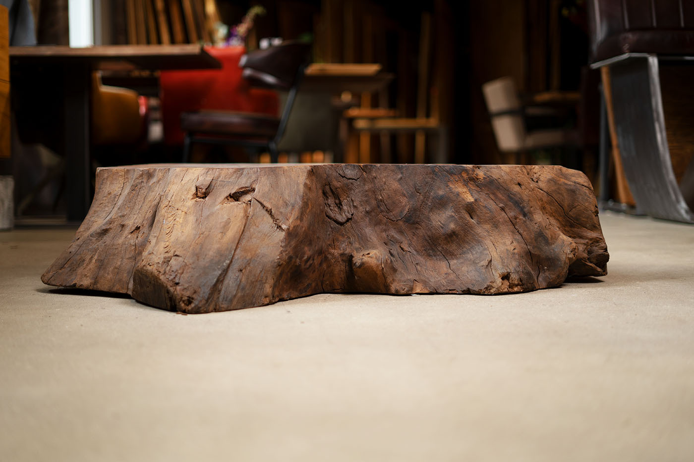 Baumstamm Tisch aus Nussbaum 130x125x27 cm