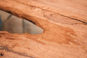Luxuriöser Eichenholz Tisch mit glänzendem Epoxy Finish