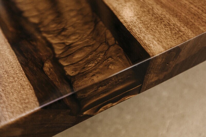 Schöne Epoxiverfüllung der Nussbaum Tischplatte im Detail