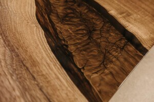 Epoxidharzverfüllung in der Nussbaum Tischplatte im Detail mit den Maßen 250x100x5 cm
