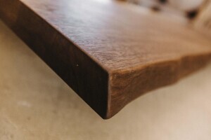 Maserung der Ecke mit Baumkante der Nussbaum Tischplatte im Detail