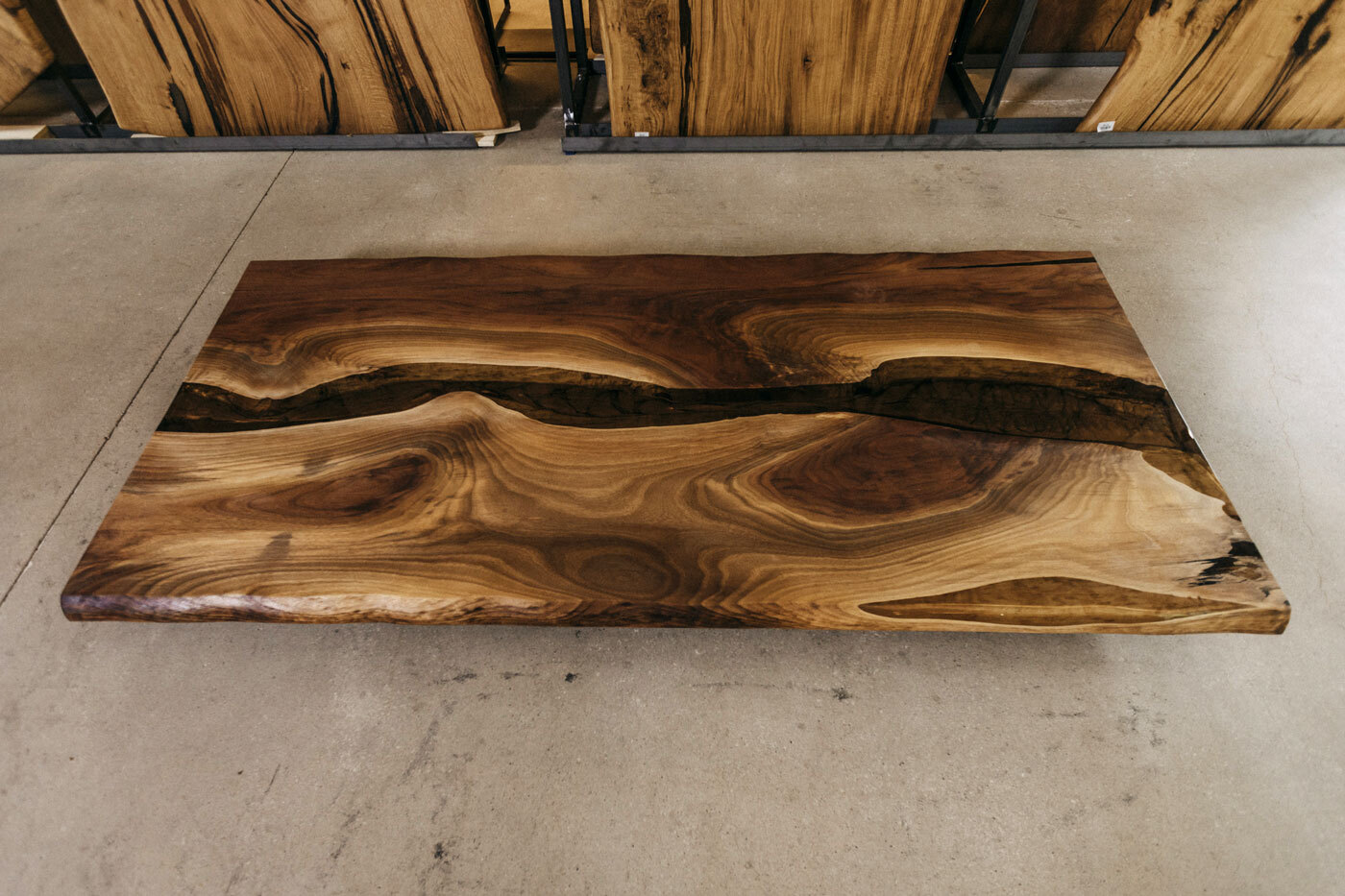 Impulsante Nussbaum Tischplatte mit Epoxidharzverfüllung und leichten Baumkanten in den Maßen 220x100x5cm