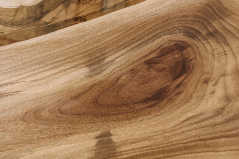 Maserung auf der massiven Nussbaum Tischplatte im Detail