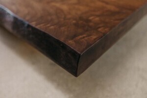 Detaillierte Ecke mit Maserung auf der Nussbaum Tischplatte mit 220x100x5cm