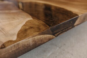 Epoxidharz an der Kante auf einer Nussbaum Tischplatte im Detail
