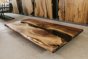 Große Nussbaum Tischplatte mit Epoxidharzverfüllung und leichten Baumkanten in den Maßen 220x100x5cm