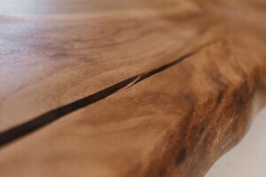 Markantes Detail auf der Oberfläche der Nussbaum Tischplatte