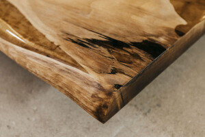 Schöne Musterung im Detail auf der 220x100cm Nussbaum Tischplatte