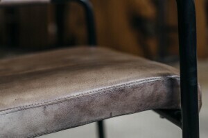 Hellbrauner Lederstuhl Sitzflaeche im Detail