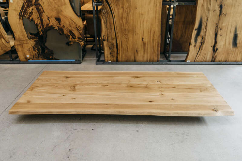 Massive Tischplatte mit Baumkante aus Eichenholz mit den Maßen 200 x 100 x 4 cm