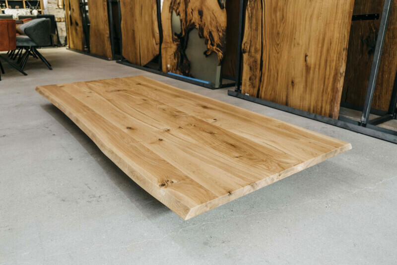 Tischplatte aus massivem Eichenholz mit Baumkante in den Maßen 200 x 100 x 4