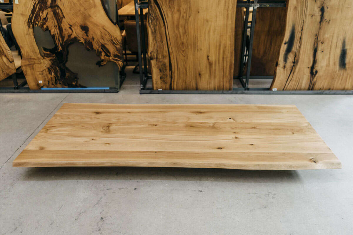 Große Baumkante der Tischplatte aus Eiche mit Maserungen in den Maßen 240x110x4cm