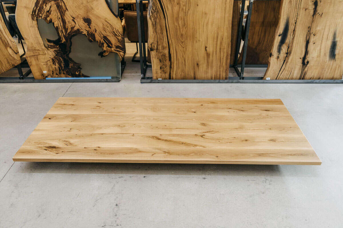 Massivholzplatte mit gerader Kante aus Eichenholz mit schöner Maserung in der Maße 200  x 100 x 4 cm