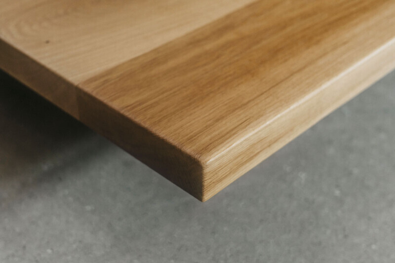 Ansicht der Ecke der geraden Kante Tischplatte aus Eichenholz mit den Maßen 220 x 100 x 4 cm