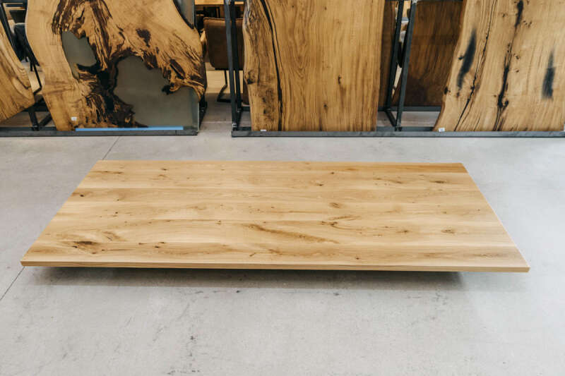 Massivholzplatte aus Eichenholz mit gerader Kante und schöner Maserung in der Maße 220  x 100 x 4 cm