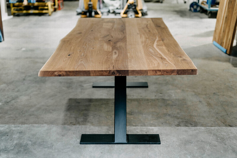 Esstisch mit Tischplatte Eiche mit Waldkante