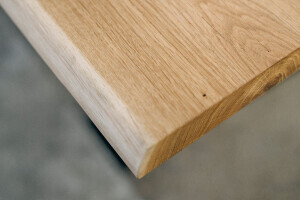 Detail Baumkanten Tischplatte Eiche