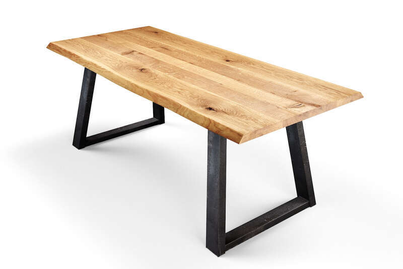 Moderner Baumtisch mit schrägen Stahlkufen