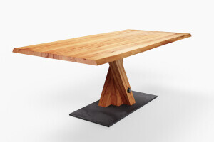 Baumkantentisch mit  fächerförmigen Untergestell aus Holz und Bodenplatte aus Stahl
