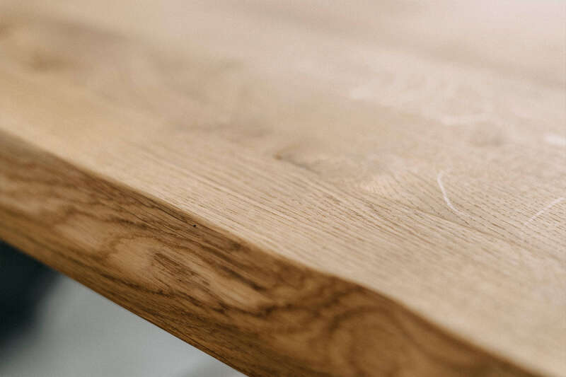 Detail Eiche-Tischplatte Baumkante