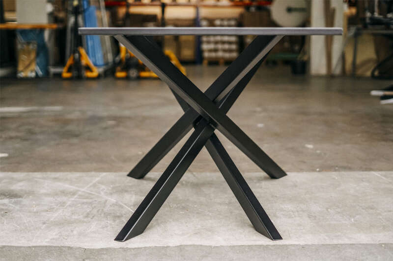 Metallgestell für einen Tisch in Schwarz vom Typ Mikado
