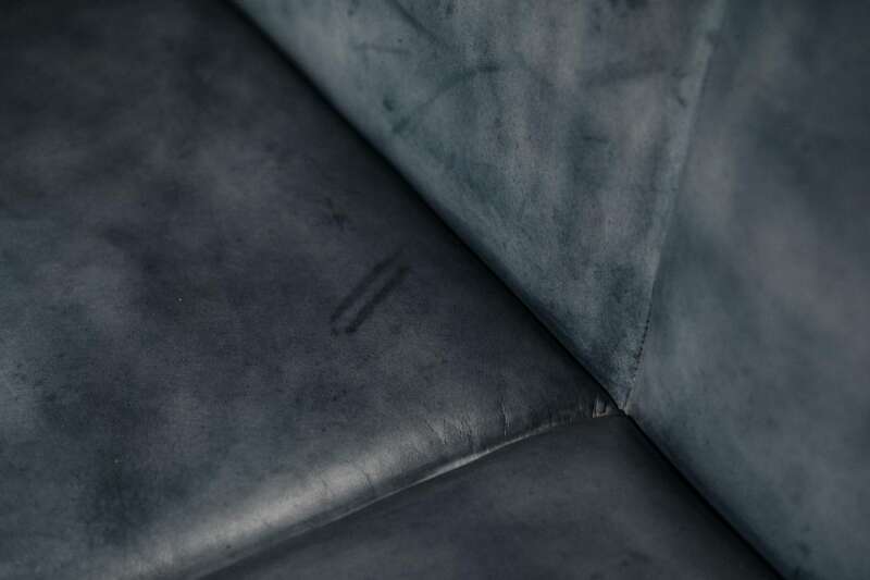 Sitzbank Buffaloleder charaktervolle Oberfläche Detailbild