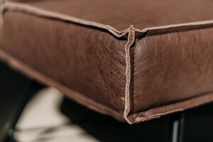 Detailansicht der Kappnaht einer braunen Echtledersitzbank