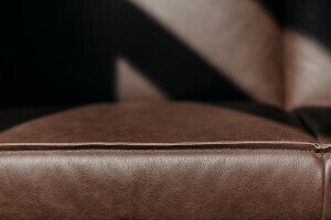Detailfoto Echtledersitzbank aus braunem Rindsleder