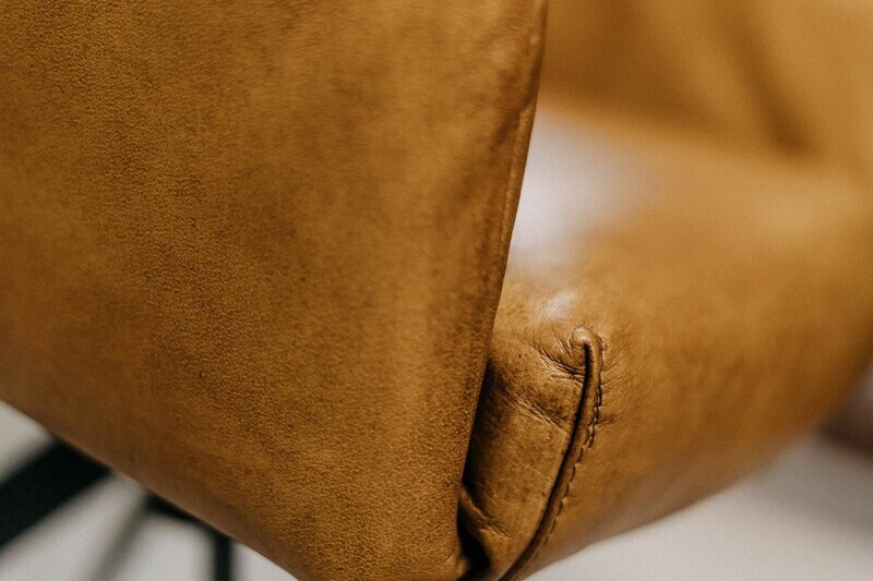 Detail der vernähten Sitzfläche eines Polsterstuhls aus Büffelleder