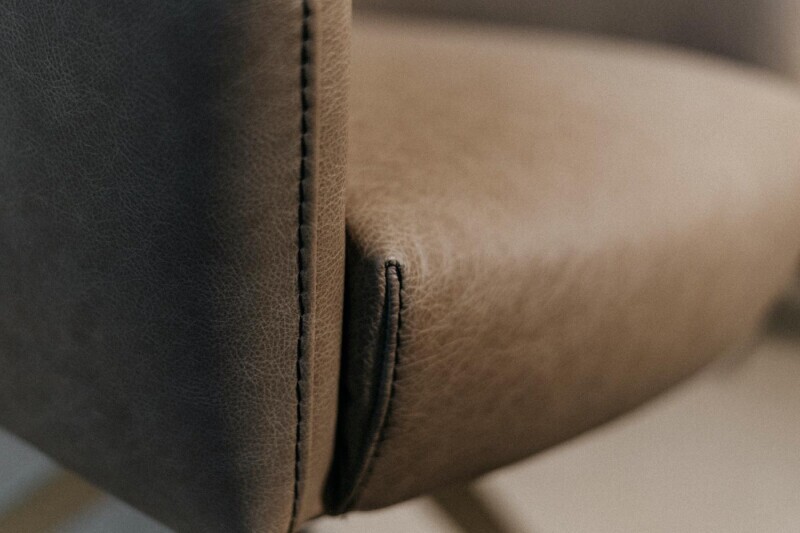 Detailfoto der gepolsterten Sitzfläche eines Esszimmersessels
