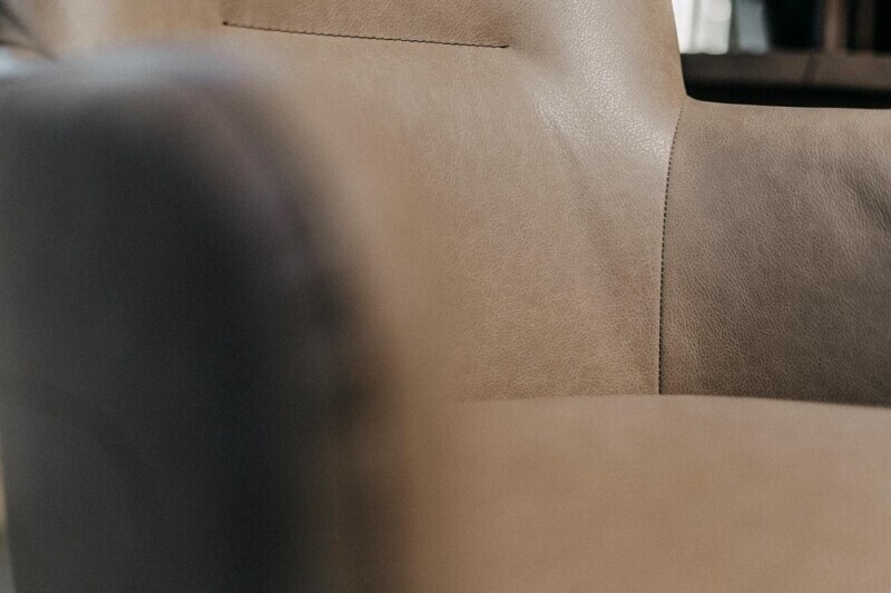 Detailfoto eines Esszimmerstuhls aus echtem Leder