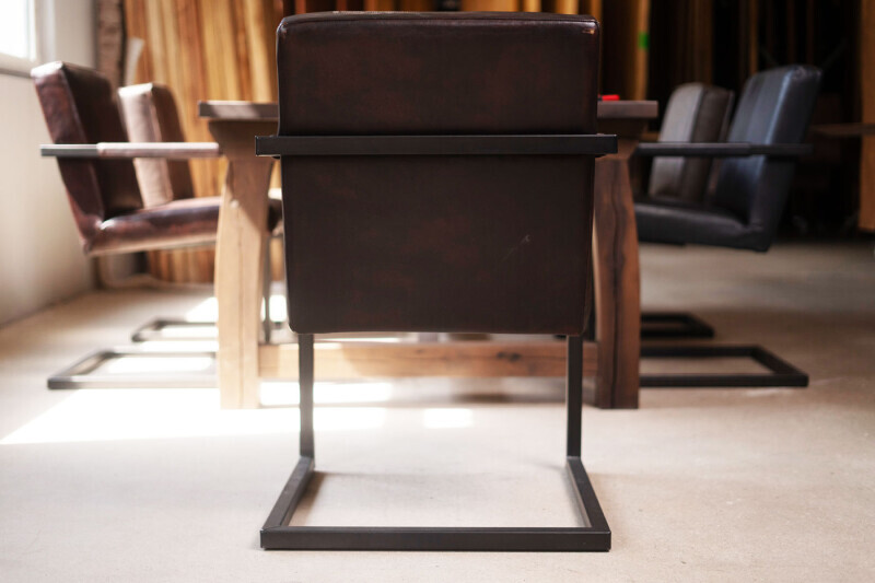Schwingstuhl mit hochwertigem dunkelbraunem Leder bietet exzellenten Komfort und stilvolle Optik für jedes Zuhause oder Büro