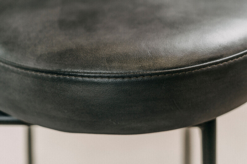 Lederstuhl mit gepolsterter Sitzfläche Detail