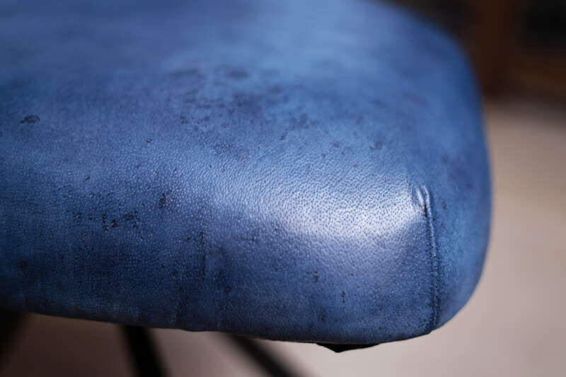 Bequeme Polsterung Detailaufnahme des Esszimmerstuhls in blauem Leder