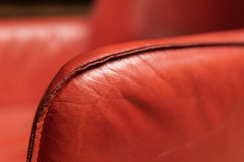 Armlehnstuhl aus rotem Büffelleder Details