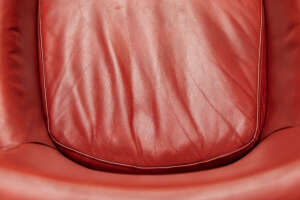 Roter Echtlederstuhl gepolsterte Sitzschale Detailbild