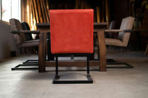 Schwingstuhl mit gepolsterter Sitzfläche Rot