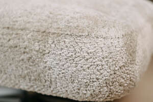 Detailfoto Textilbezug Aura Beige bezogen auf einem Sessel