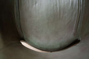 Detail Sitzschale aus olivefarbenen Büffelleder Barhocker