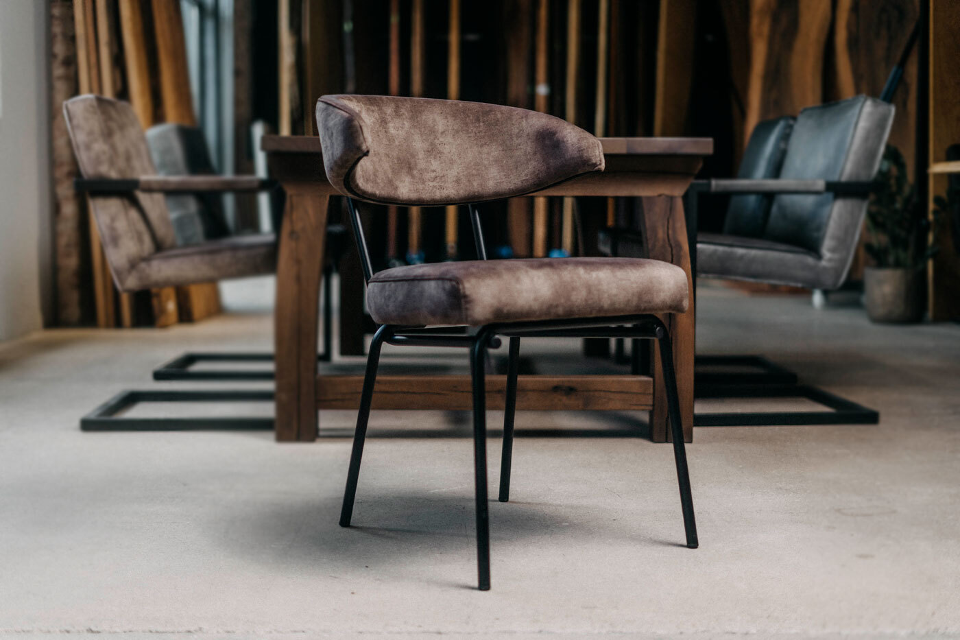 Stylischer Samt Stuhl auf Metallfüßen Darcy