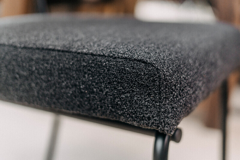 Nahaufnahme des Sitzpolsters eines modernen Küchenstuhls aus Stoff