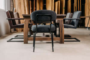 Designer-Küchenstuhl mit runder Rückenlehne, Metallgestell und Textilbezug