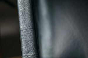 Freischwingerstuhl mit Armlehne Leder Detailbild