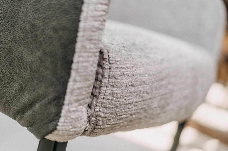 Detail des gepolsterten Sitzrandes mit Lederbezug des Design-Stuhls
