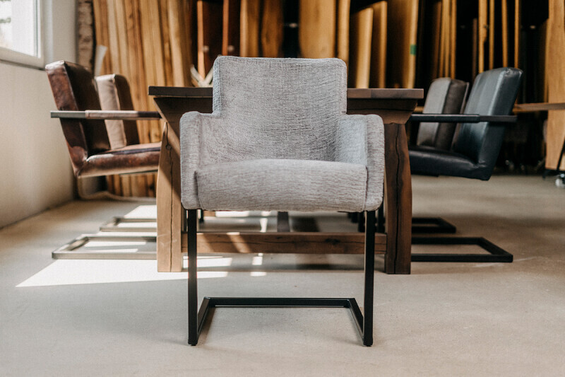 Moderner Design-Stuhl mit No-Sag-Federung im Sitz...