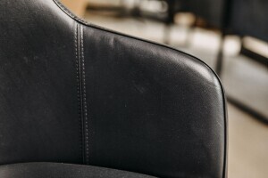 Lederstuhl Sitzschale mit Armlehne Detail