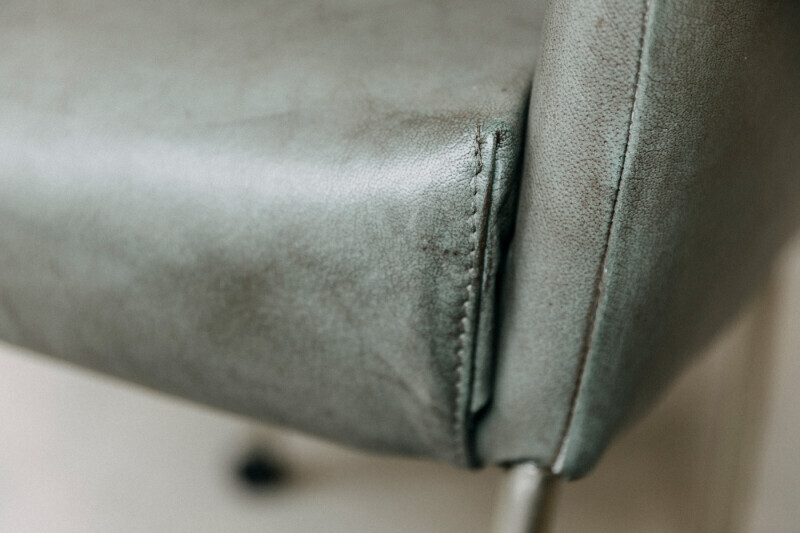 Detailbild gepolsterter Schalensitz Leder