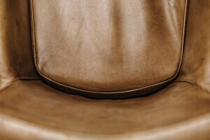 Sitzschale gepolstert aus echtem Lederbezug Detail